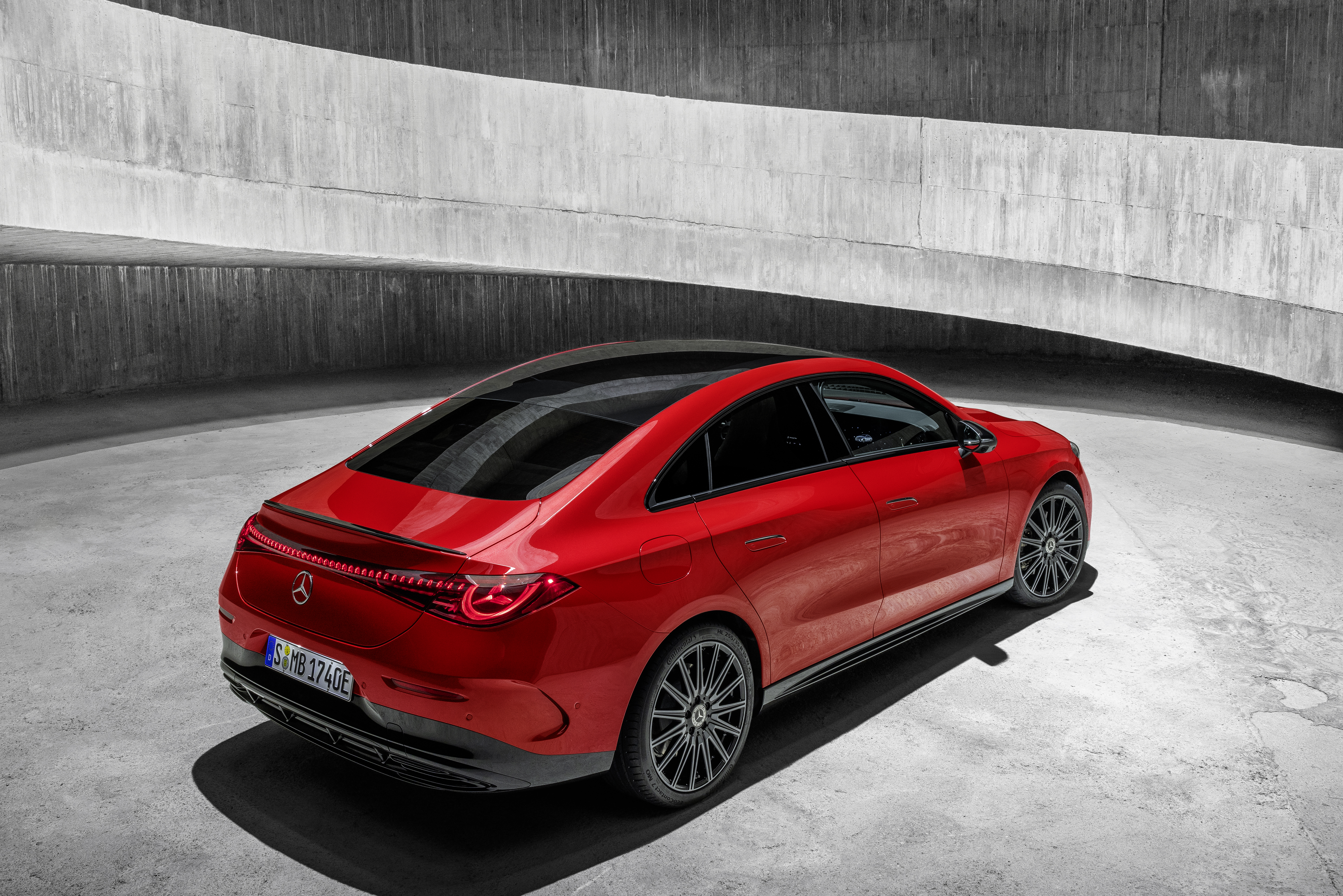 „Nový Mercedes-Benz CLA 2025 ve verzi 250+ EQ – přední pohled na osvětlovaný panel s LED hvězdami a charakteristickými světlomety ve tvaru hvězdy. Moderní elektrický design a futuristická silueta coupé.“